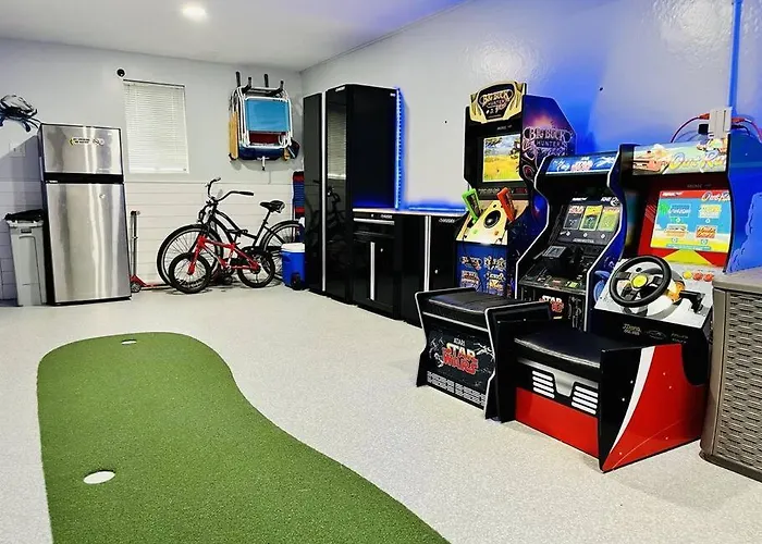 Canal With Your Own Arcade! Holiday home